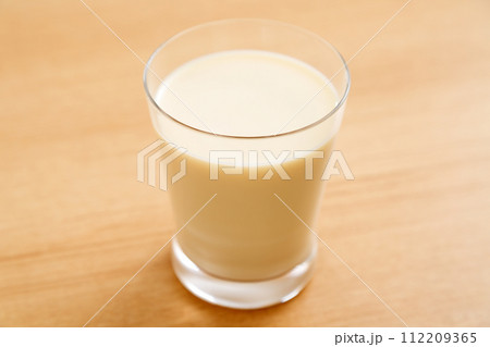 グラスに入った豆乳 112209365