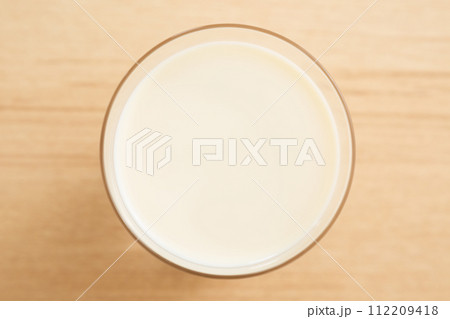 グラスに入った豆乳 112209418