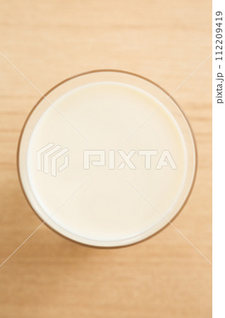 グラスに入った豆乳 グラスに入った豆乳 112209419