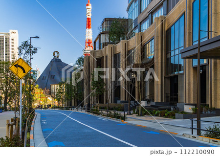 東京都麻布台 麻布台ヒルズ脇の桜麻通り風景 東京都麻布台 麻布台ヒルズ脇の桜麻通り風景 112210090