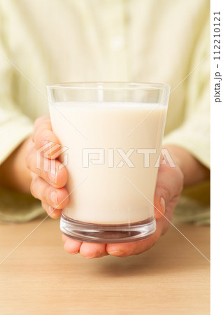 豆乳を飲む女性の手元 112210121