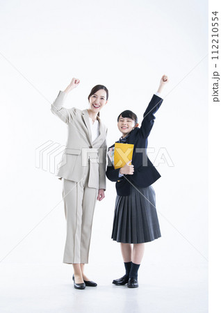 先生と生徒 白バック カメラ目線 ガッツポーズ 先生と生徒 白バック カメラ目線 ガッツポーズ 112210554