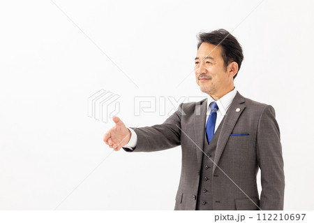 ビジネスマン　弁護士　握手 112210697