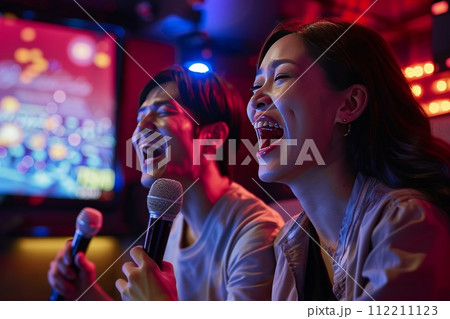 カラオケを楽しむ男女 112211123
