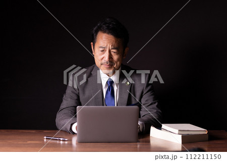 ビジネスマン　弁護士　悩む 112211150