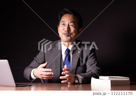 ビジネスマン　弁護士　お任せ 112211170