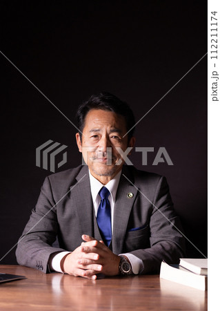 ビジネスマン　弁護士　お任せ 112211174