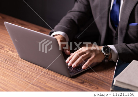 ビジネスマン　弁護士　手元 112211356