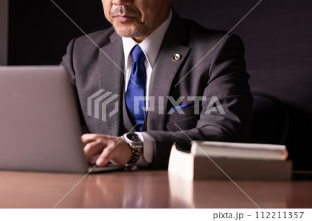 ビジネスマン　弁護士　手元 112211357