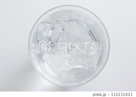 グラスに入った氷と水 112212821