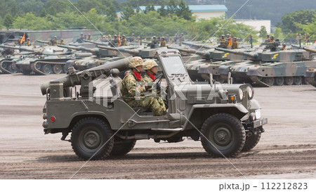 走行する陸上自衛隊73式小型トラック 112212823