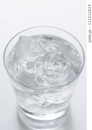 グラスに入った氷と水 112212824
