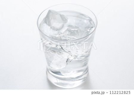 グラスに入った氷と水 112212825