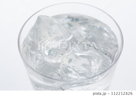 グラスに入った氷と水 112212826