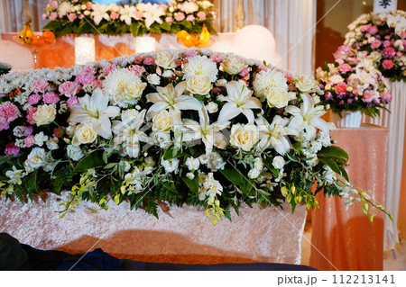 お洒落な花祭壇 112213141