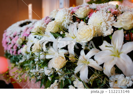 カサブランカが入ったお洒落な花祭壇 112213146