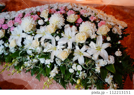 カサブランカが入ったお洒落な花祭壇 112213151