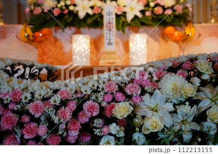 お洒落な花祭壇 112213155