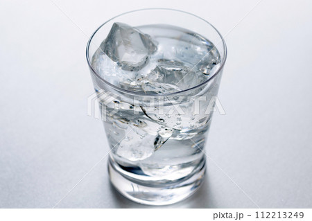 グラスに入った氷と水 112213249