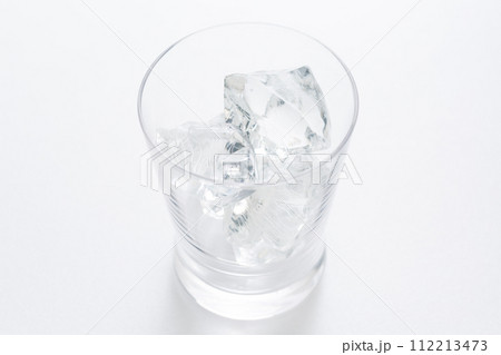 グラスに入った氷 112213473