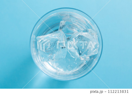 グラスに入った氷と水 グラスに入った氷と水 112213831