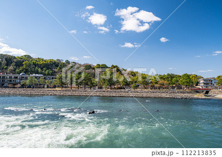 関電宇治発電所放水路横から見た塔の島 112213835