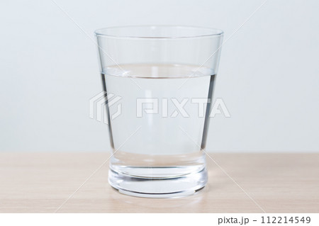 グラスに入った水 112214549