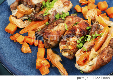 Homemade meat roll with apples and sweet potatoes. 112214609