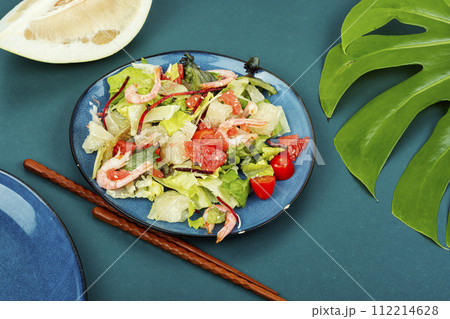 Salad with pomelo, shrimp and greens. 112214628