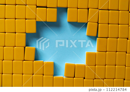 青背景に並ぶブロック 青背景に並ぶブロック 112214784