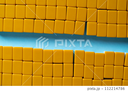 青背景に並ぶブロック 青背景に並ぶブロック 112214786