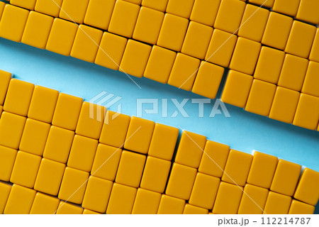 青背景に並ぶブロック 青背景に並ぶブロック 112214787