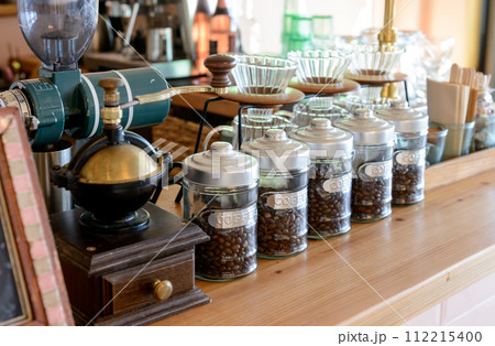 ガラス瓶に入ったコーヒー豆、カフェのカウンター 112215400