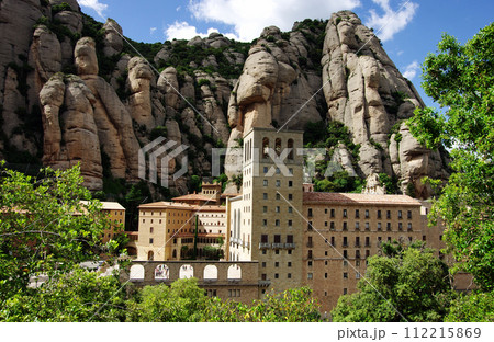 モンセラット修道院の背景にそびえる奇岩群 112215869