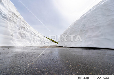 【初夏素材】乗鞍高原の雪の壁【長野県】 112215881