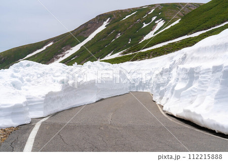 【初夏素材】乗鞍高原の雪の壁【長野県】 112215888