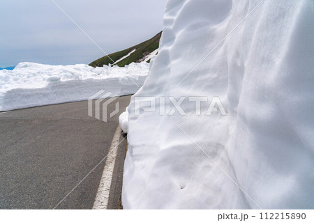 【初夏素材】乗鞍高原の雪の壁【長野県】 112215890