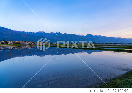 【初夏素材】初夏の安曇野・朝の田園風景【長野県】 【初夏素材】初夏の安曇野・朝の田園風景【長野県】 112216140