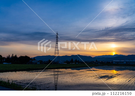 【初夏素材】初夏の安曇野・朝の田園風景【長野県】 112216150
