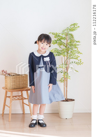 卒園式・入学式の服装の子供 112216178
