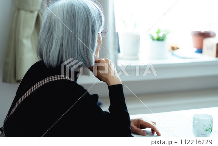 一人暮らしのシニア女性 112216229