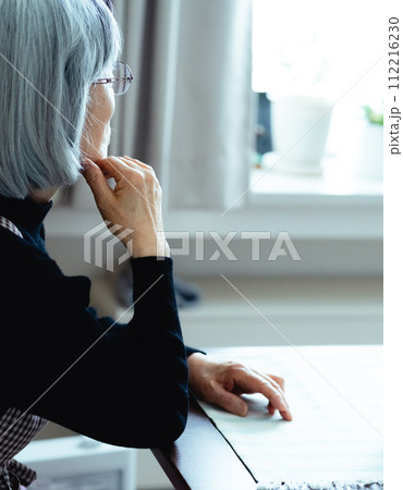 一人暮らしのシニア女性 112216230