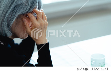一人暮らしのシニア女性 一人暮らしのシニア女性 112216231
