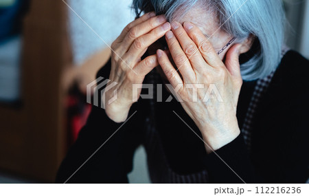 一人暮らしのシニア女性 112216236