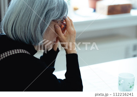 一人暮らしのシニア女性 一人暮らしのシニア女性 112216241