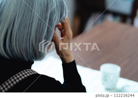 一人暮らしのシニア女性 112216244