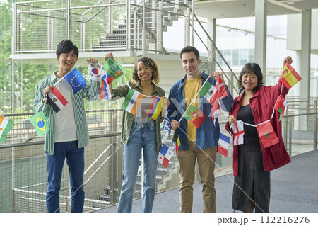 万国旗を持つ多国籍の人々 万国旗を持つ多国籍の人々 112216276