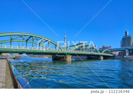 東京都台東区蔵前2丁目の隅田川から厩橋(うまやばし)越しにスカイツリーを見る 112216346