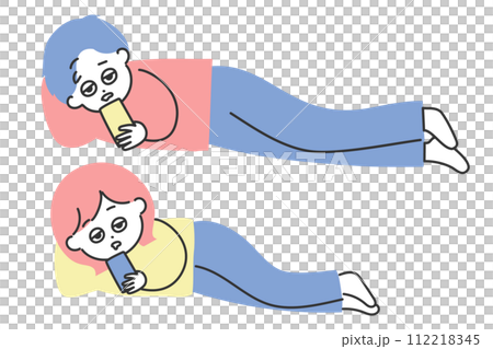 Illustration set of men and women sleeping while looking at smartphones 112218345