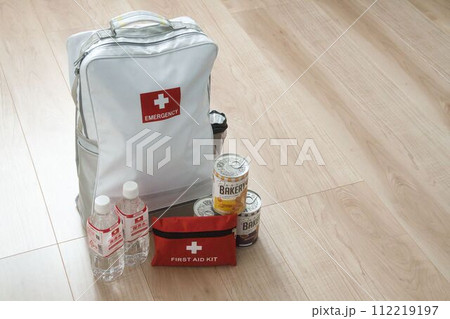 避難時用リュックと中身 112219197